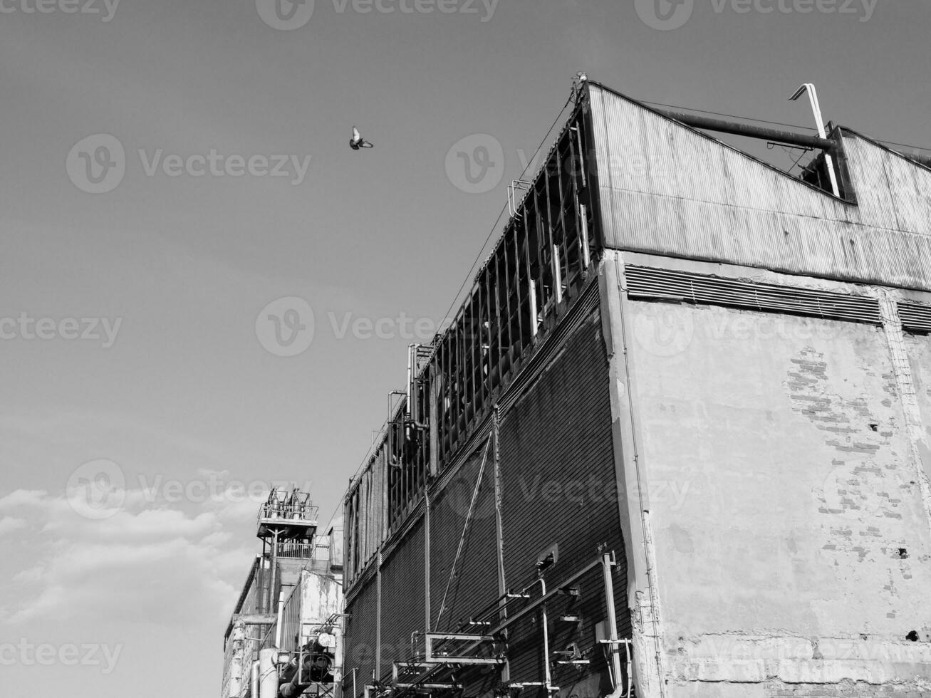 abandonné usine ruines dans noir et blanc photo