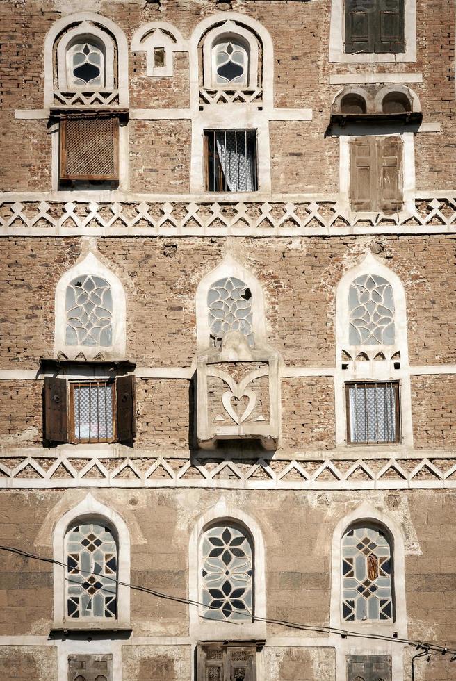 Détails de conception d'architecture traditionnelle du patrimoine yéménite dans les bâtiments historiques de la vieille ville de sanaa au yémen photo