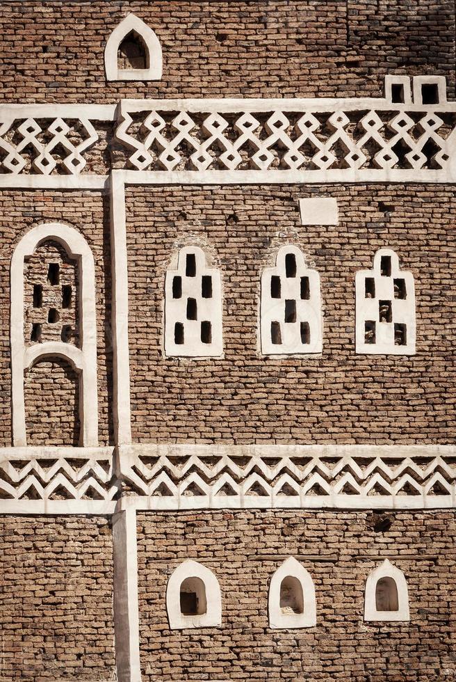 Détails de conception d'architecture traditionnelle du patrimoine yéménite dans les bâtiments historiques de la vieille ville de sanaa au yémen photo