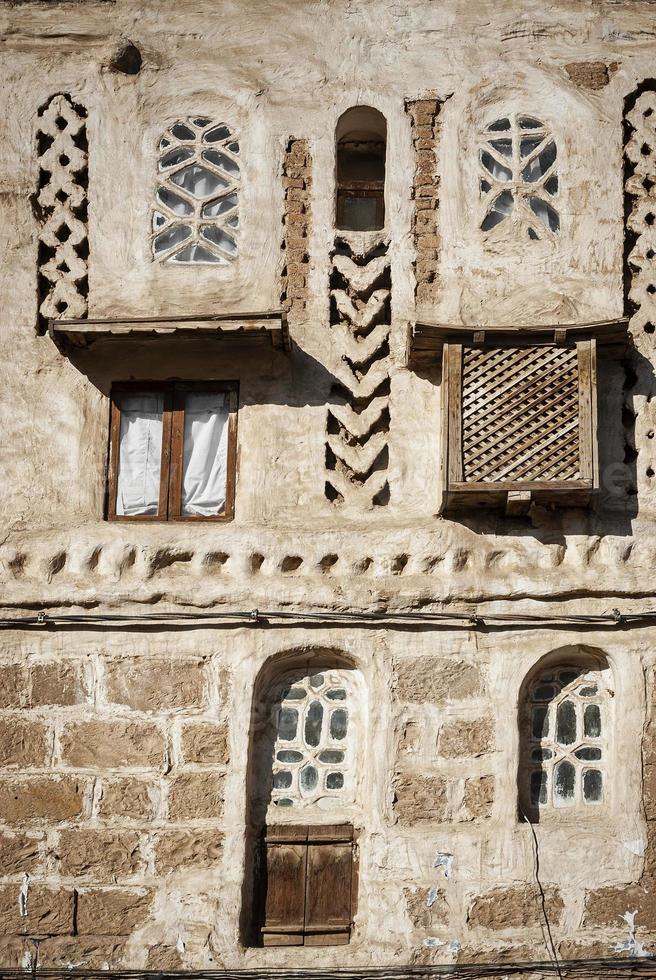 Détails de conception d'architecture traditionnelle du patrimoine yéménite dans les bâtiments historiques de la vieille ville de sanaa au yémen photo