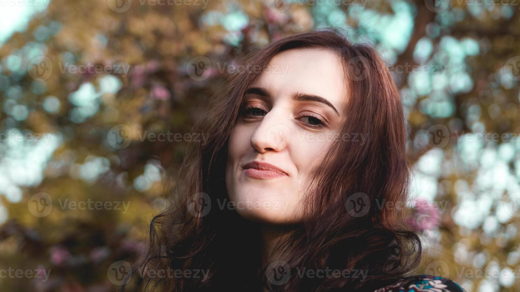 belle jeune femme en feuilles bordeaux photo