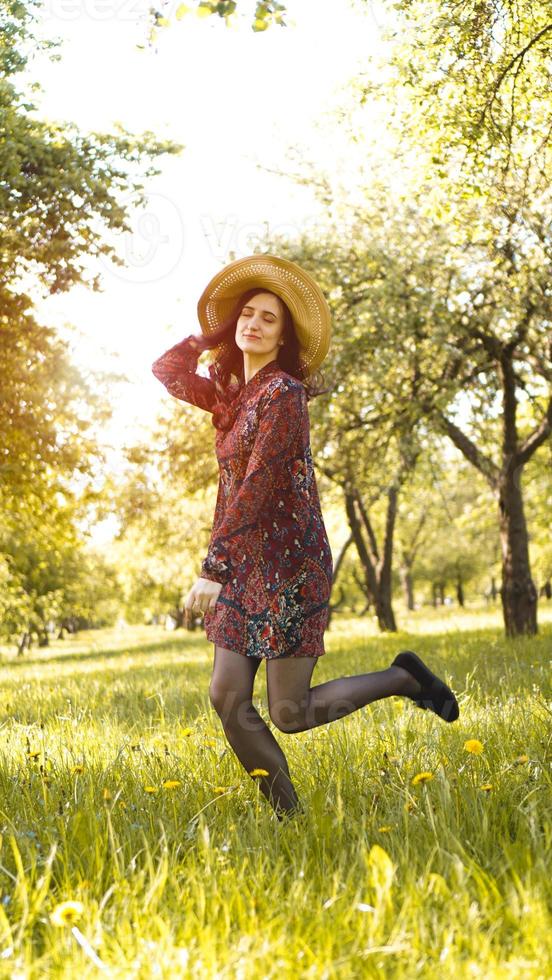 femme en plein air. profiter de la nature. fille souriante en bonne santé dans le parc photo