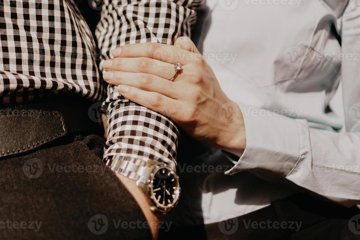 couple d'amoureux se tenant la main. main avec montre-bracelet. photo