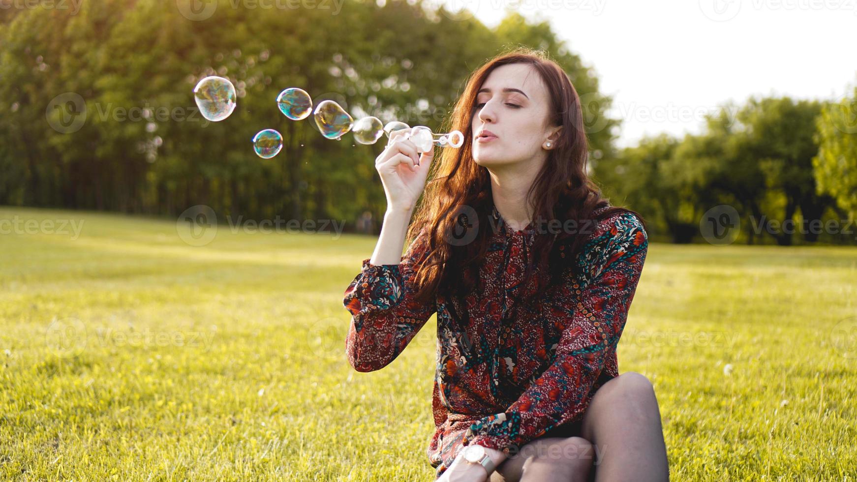 portrait romantique de jeune femme avec des ballons de savon. photo