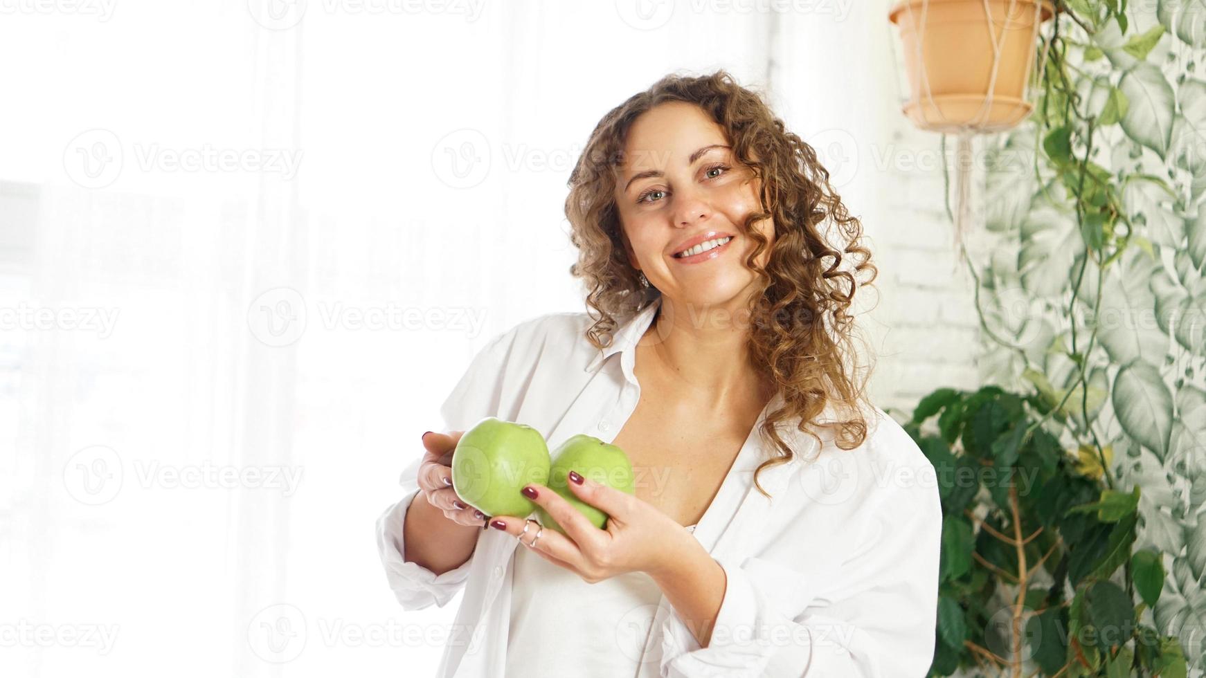 femme âgée avec des pommes. diète. mode de vie sain. photo