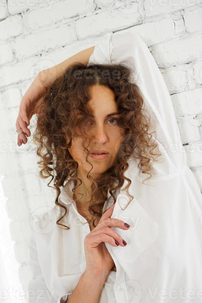 belle femme aux cheveux bouclés portrait photo