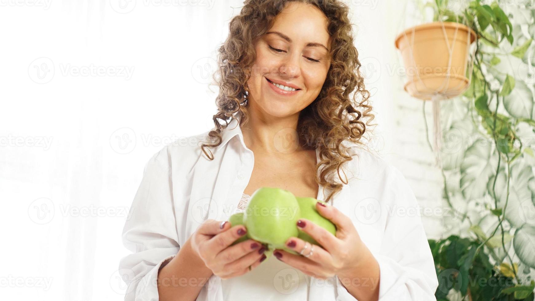 femme âgée avec des pommes. diète. mode de vie sain. photo