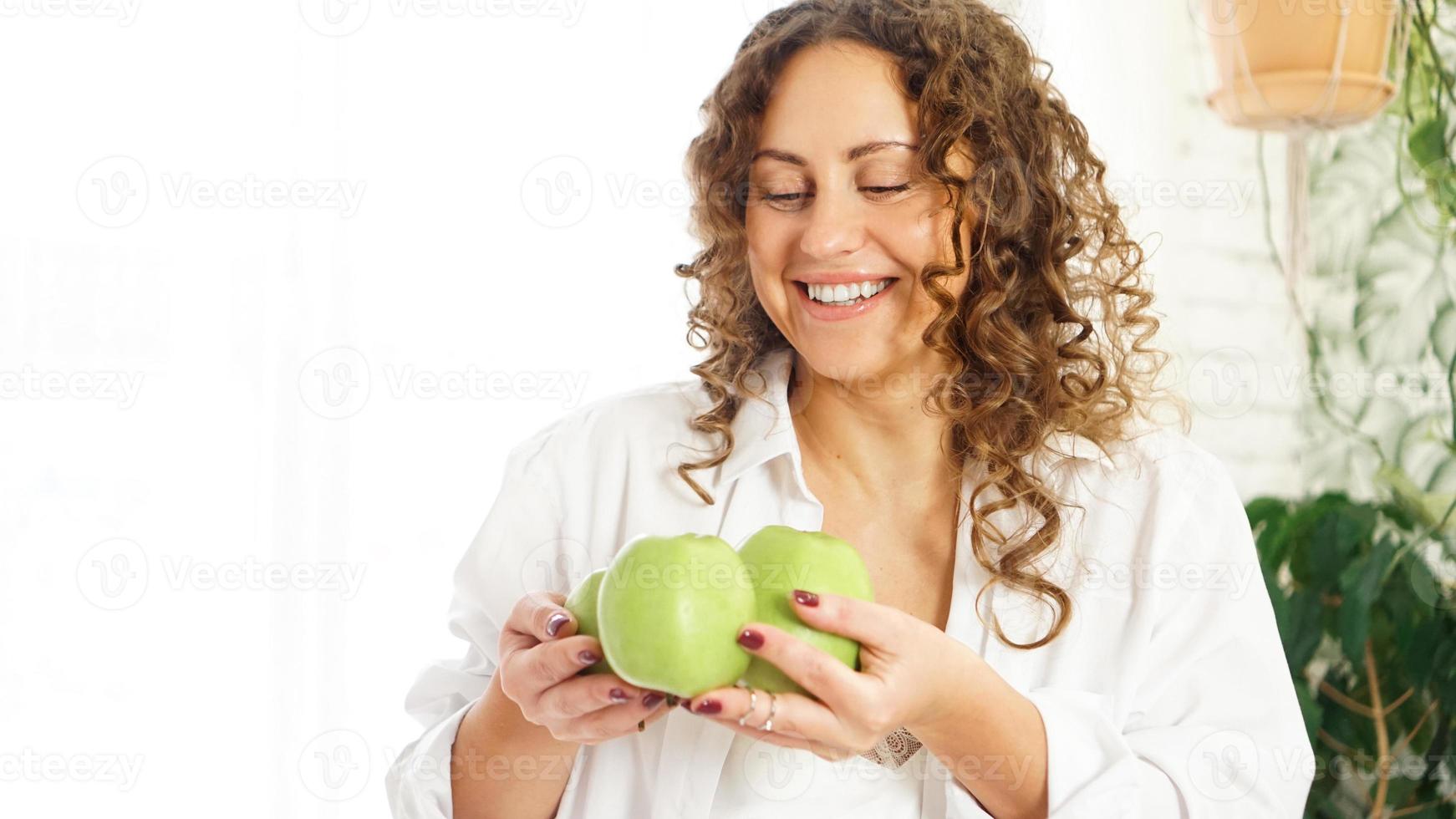 femme âgée avec des pommes. diète. mode de vie sain. photo
