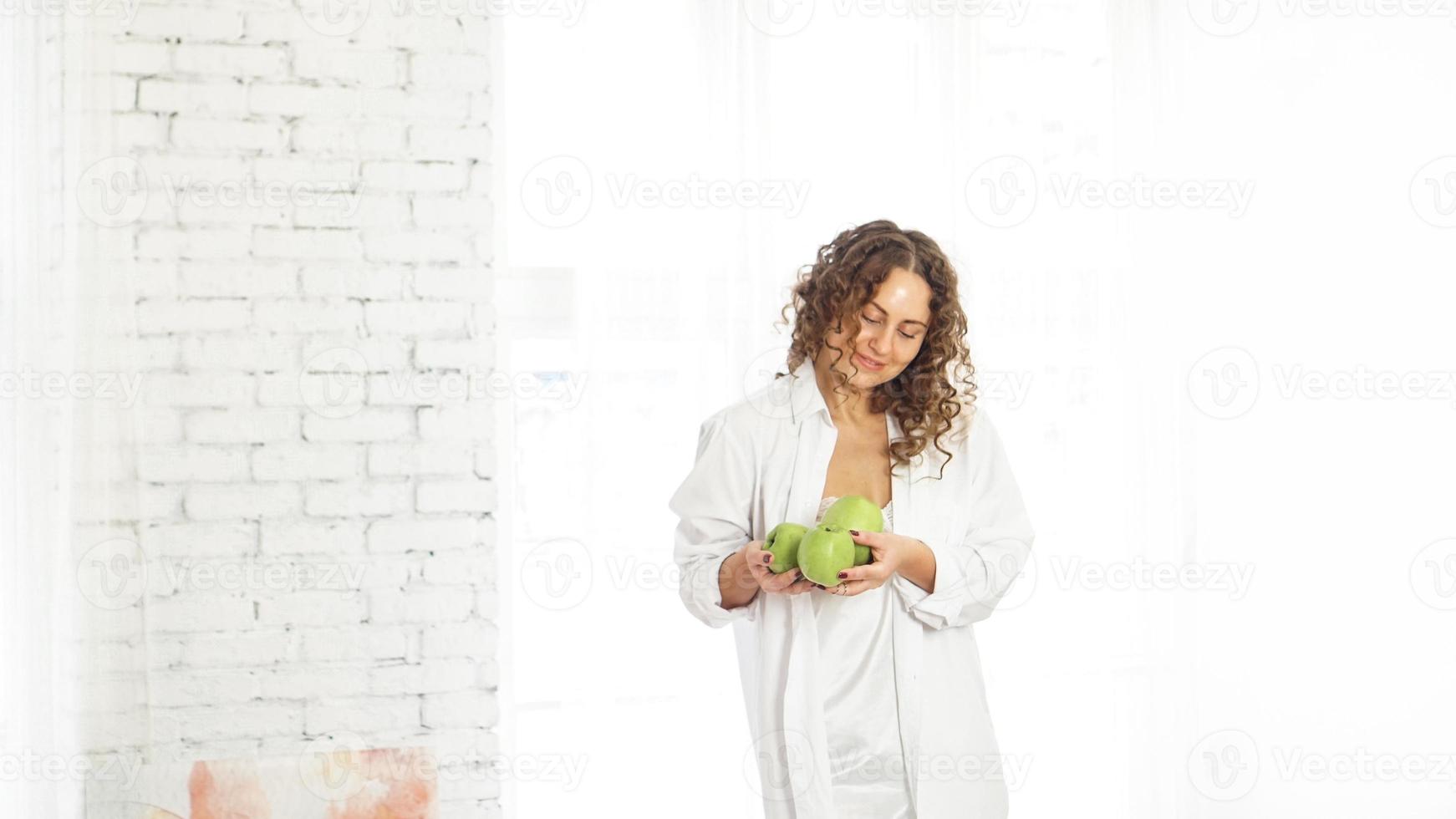 femme aux pommes. diète. mode de vie sain. photo