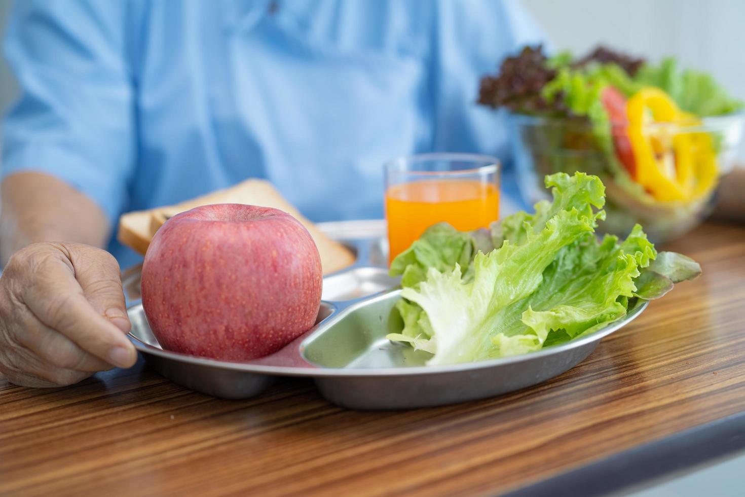 femme âgée asiatique patient manger le petit déjeuner photo