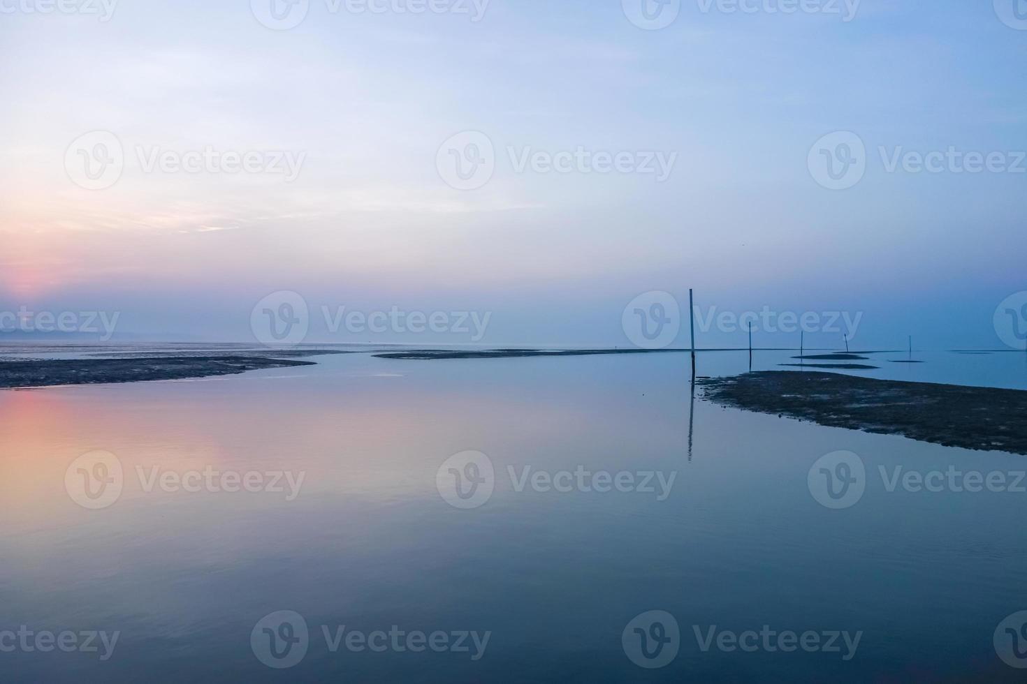 beau rivage du lever du soleil du matin photo