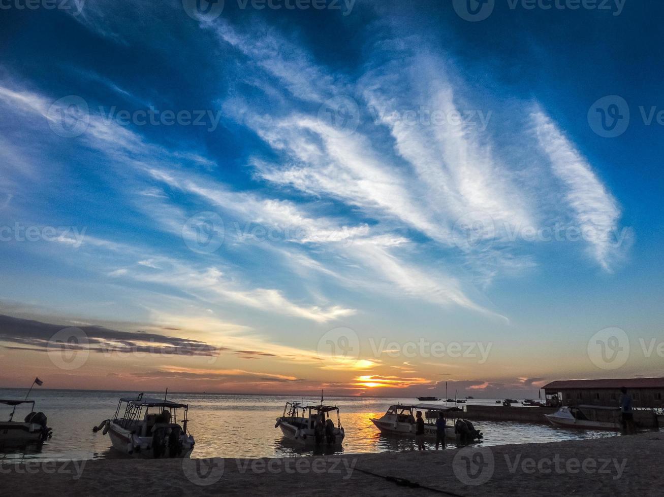 bateau de transport touristique sur le rivage. photo