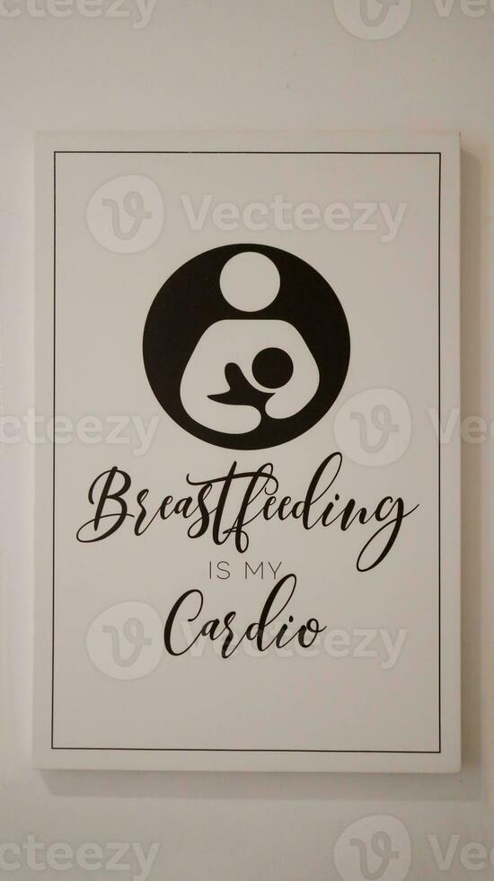 une affiche image de mot en disant allaitement maternel est mon cardio, rappelant maman pour une bien des choses à propos allaitement maternel et motivée eux. photo
