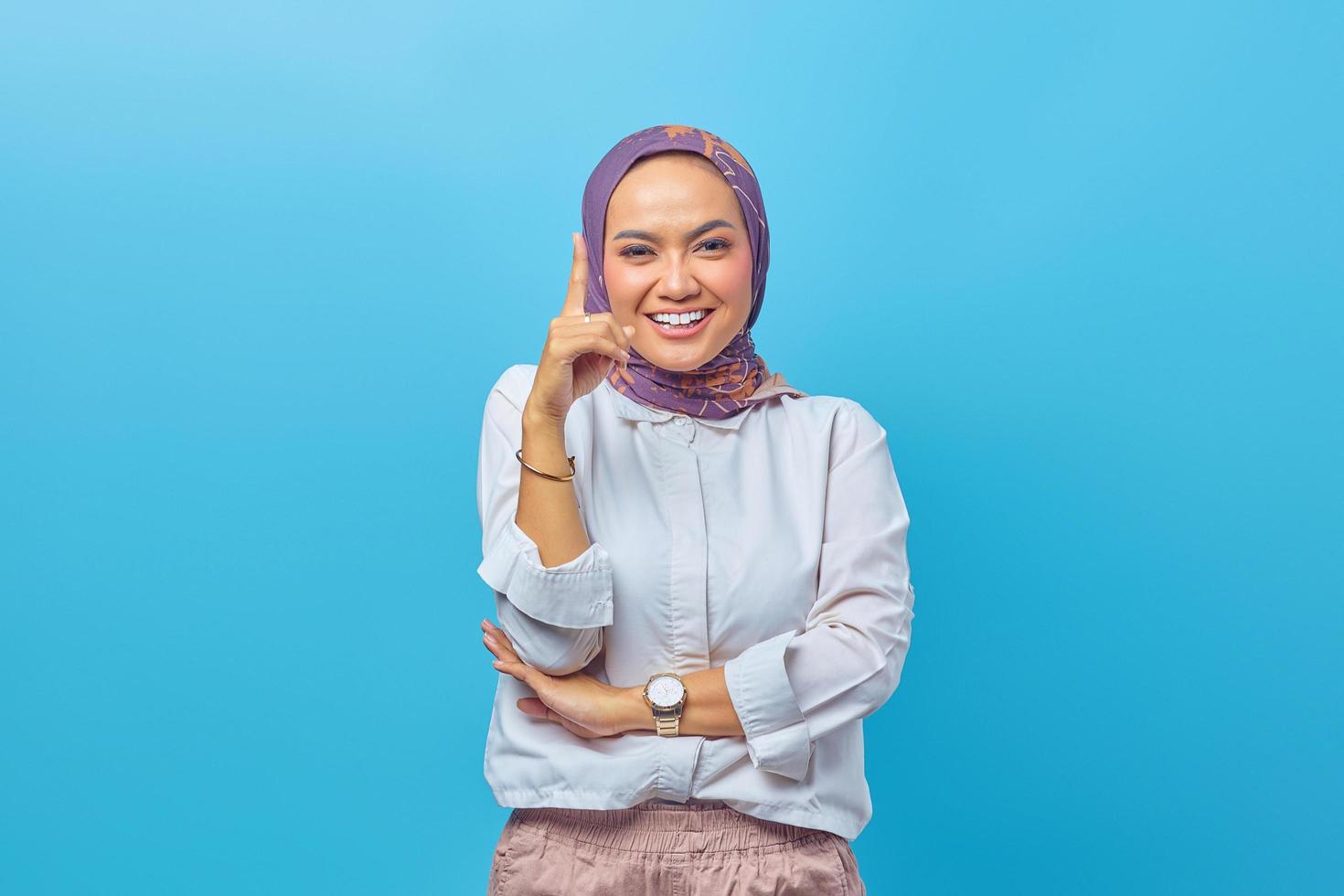 portrait de femme heureuse excitée a une idée photo