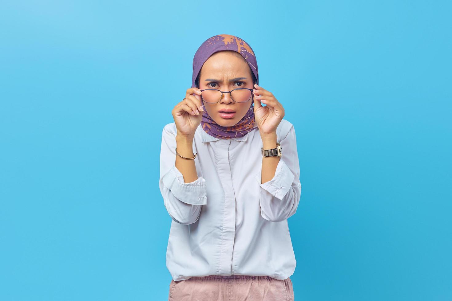 belle femme asiatique choquée portant des lunettes photo