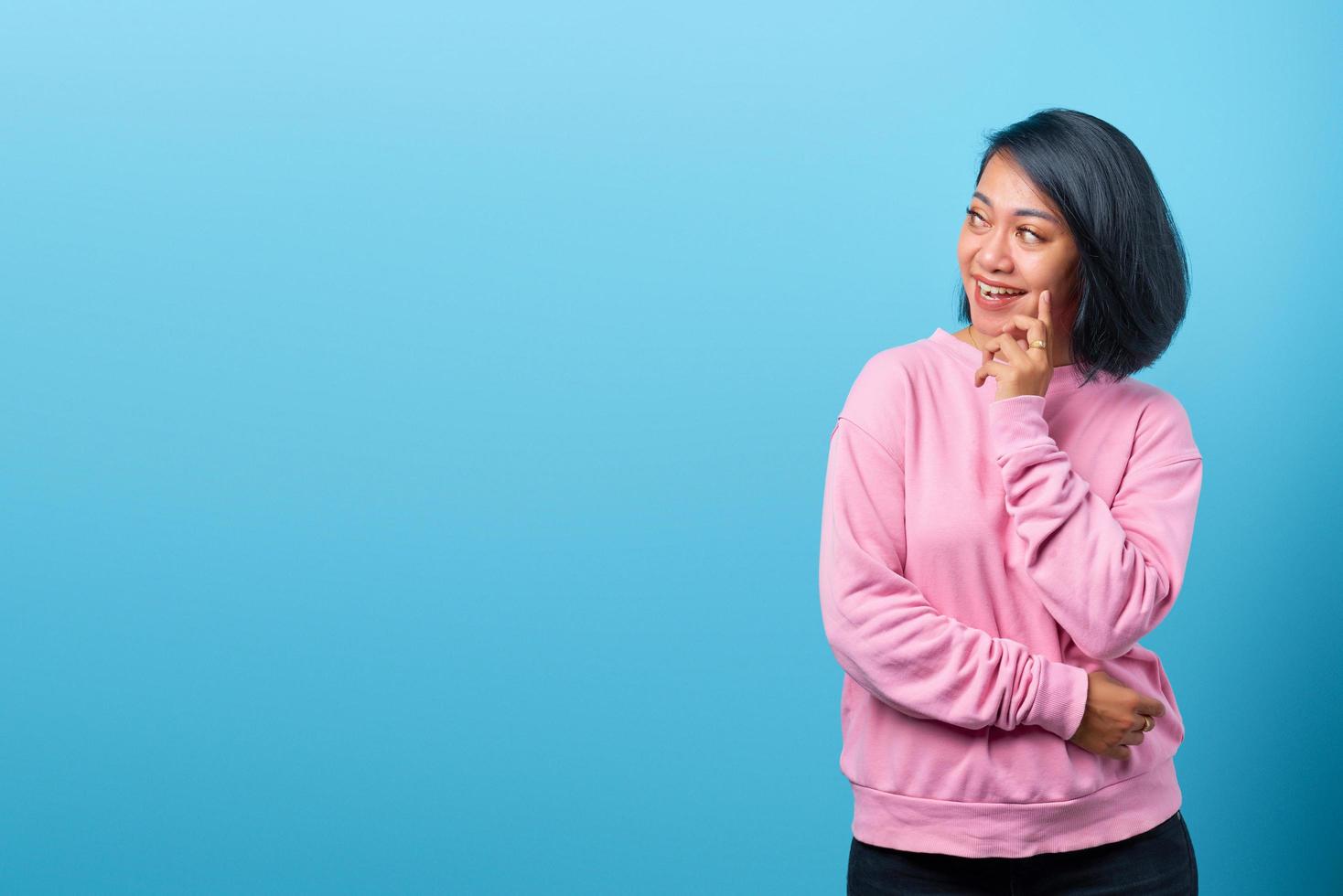 jolie femme asiatique avec une expression souriante photo