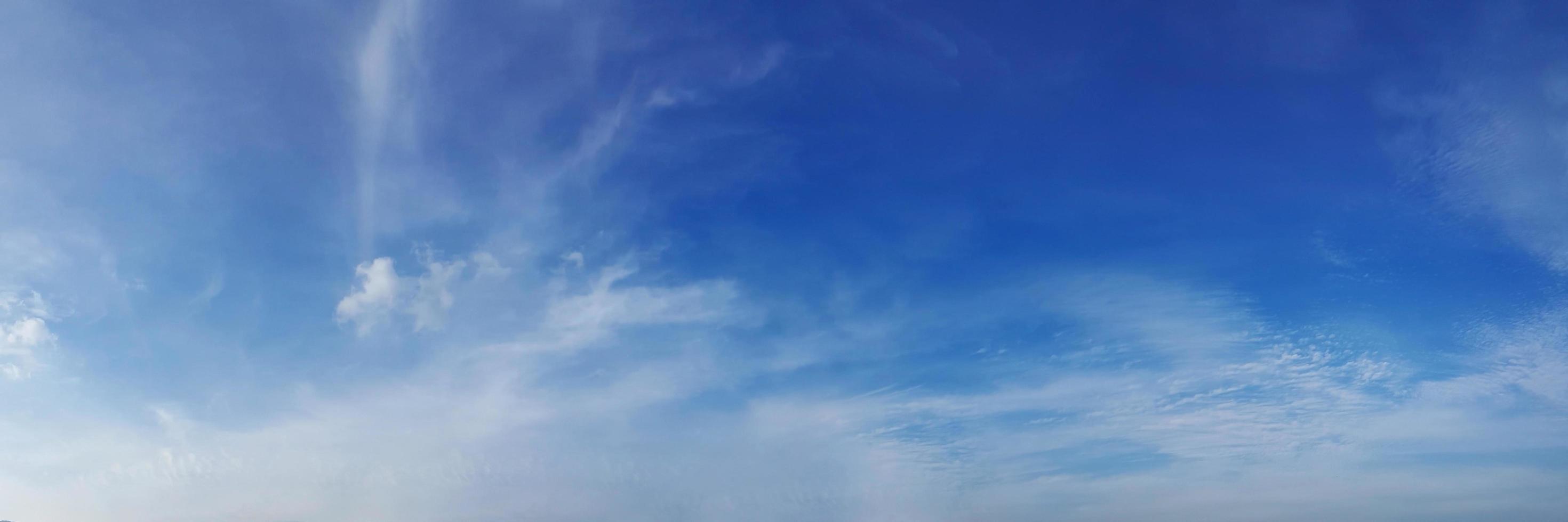 ciel panoramique aux couleurs vives avec des nuages par une journée ensoleillée. photo