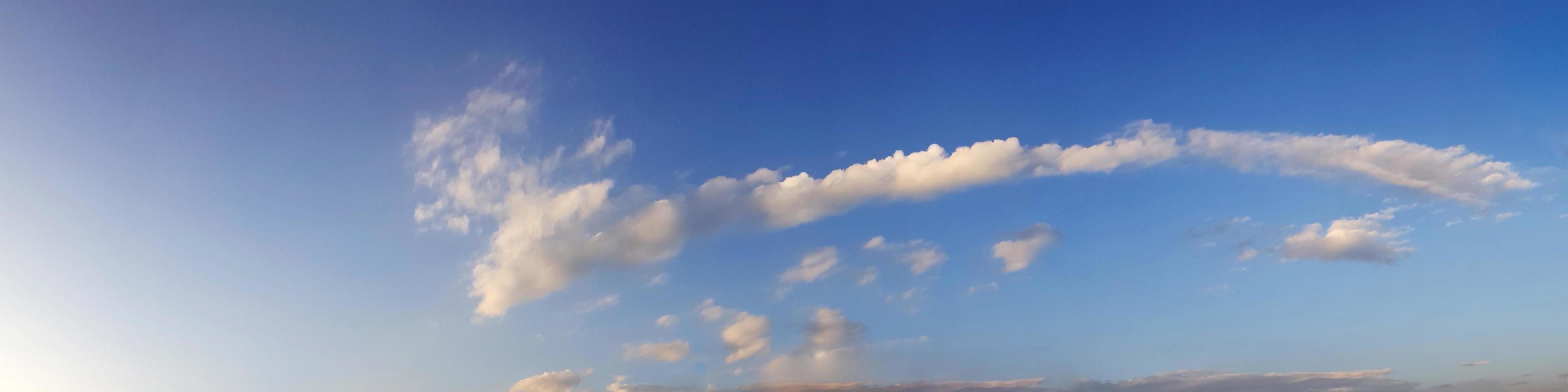 ciel panoramique avec des nuages par une journée ensoleillée. photo