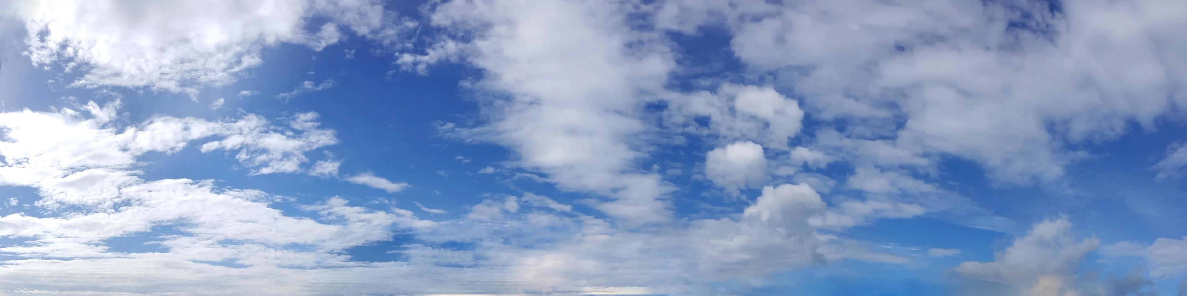 ciel panoramique avec des nuages par une journée ensoleillée. photo