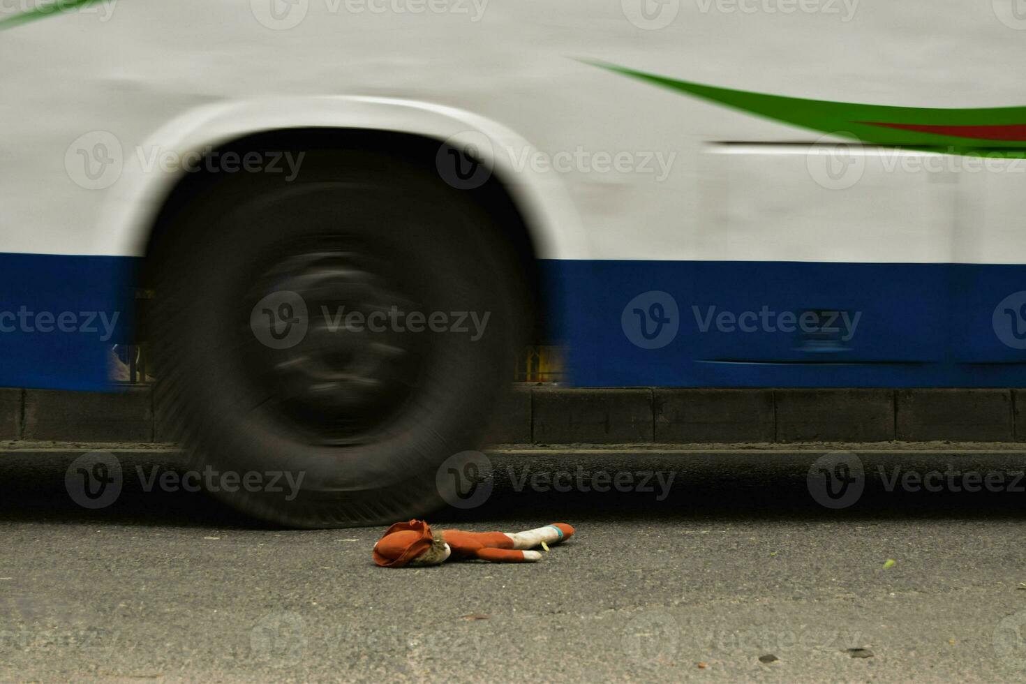 le poupée jouet est dans le milieu de le route et une rapide autobus fonctionnement loin. 3d ouvrages d'art photo