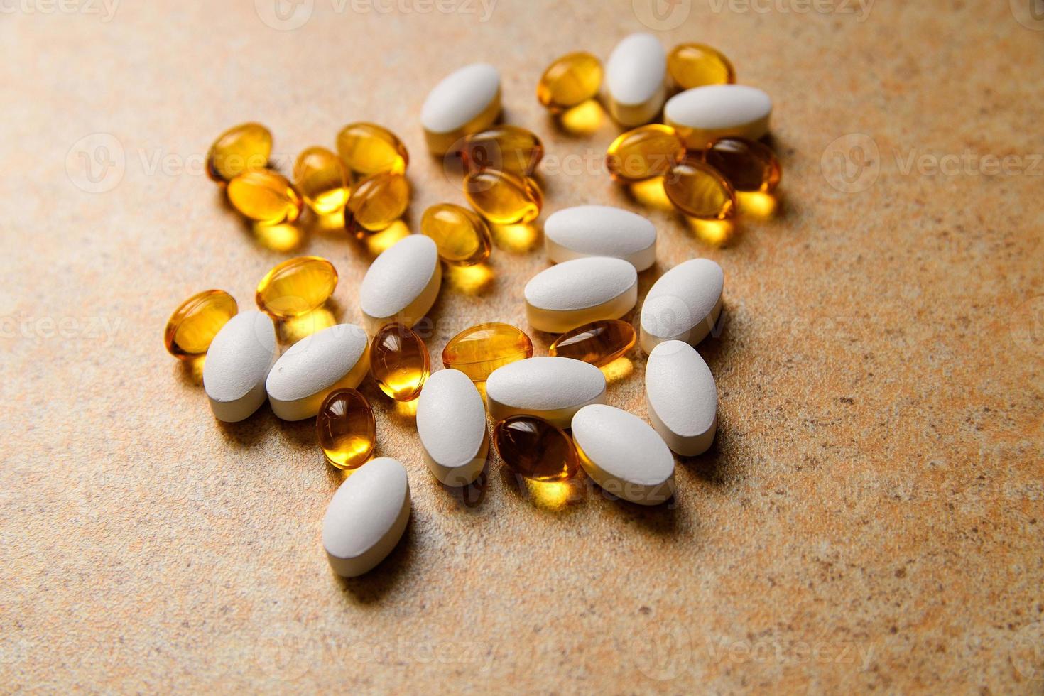 capsules de vitamine d et d'huile de poisson photo