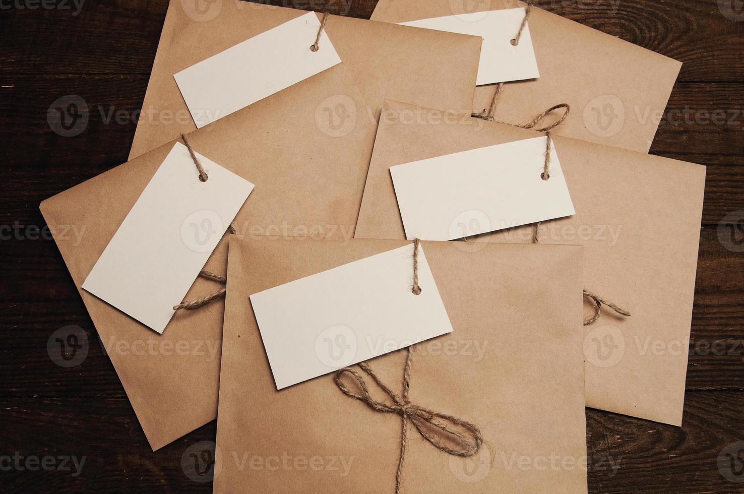 note d'un papier sur une carte d'une enveloppe de papier kraft sur une table en bois photo