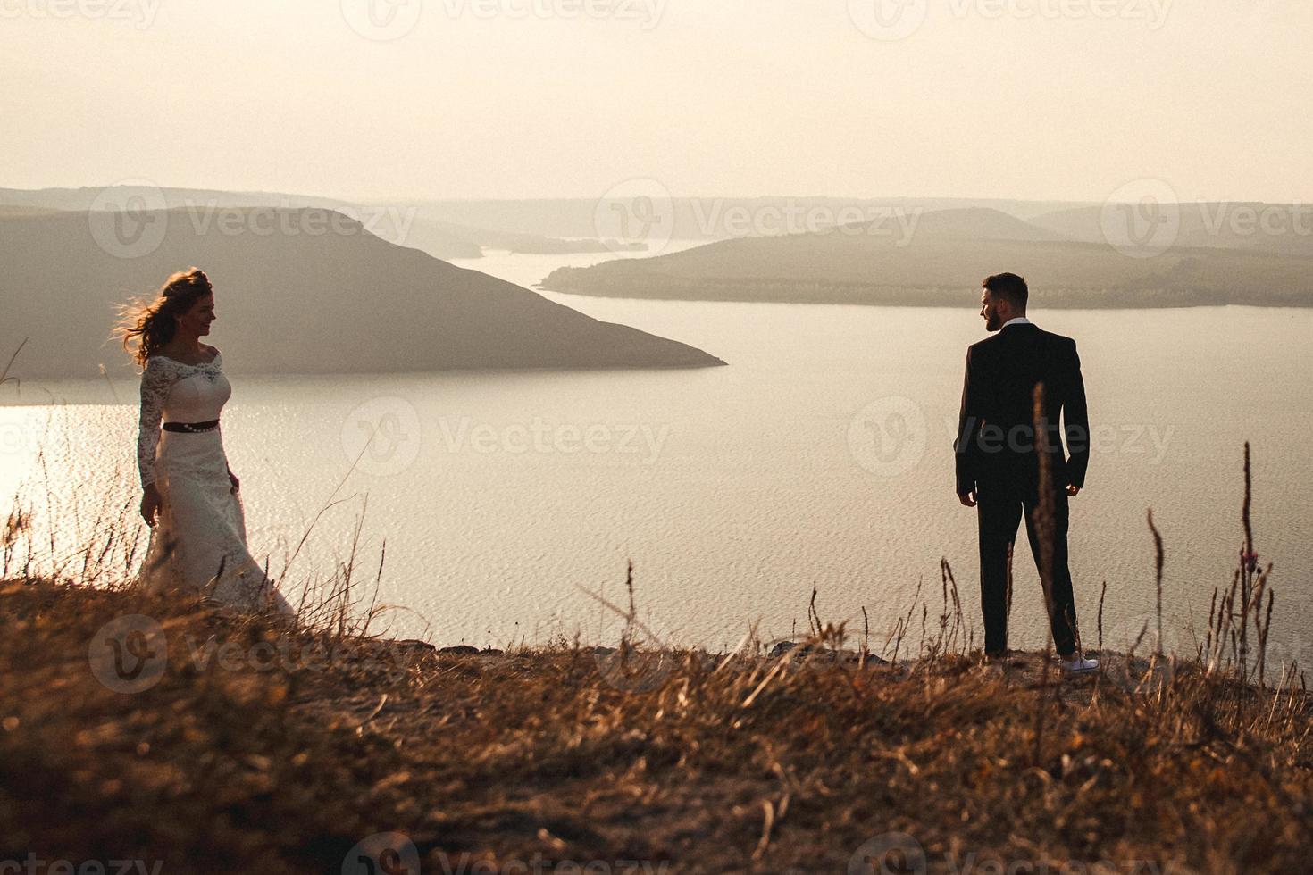 couple marié embrassant sur une montagne photo