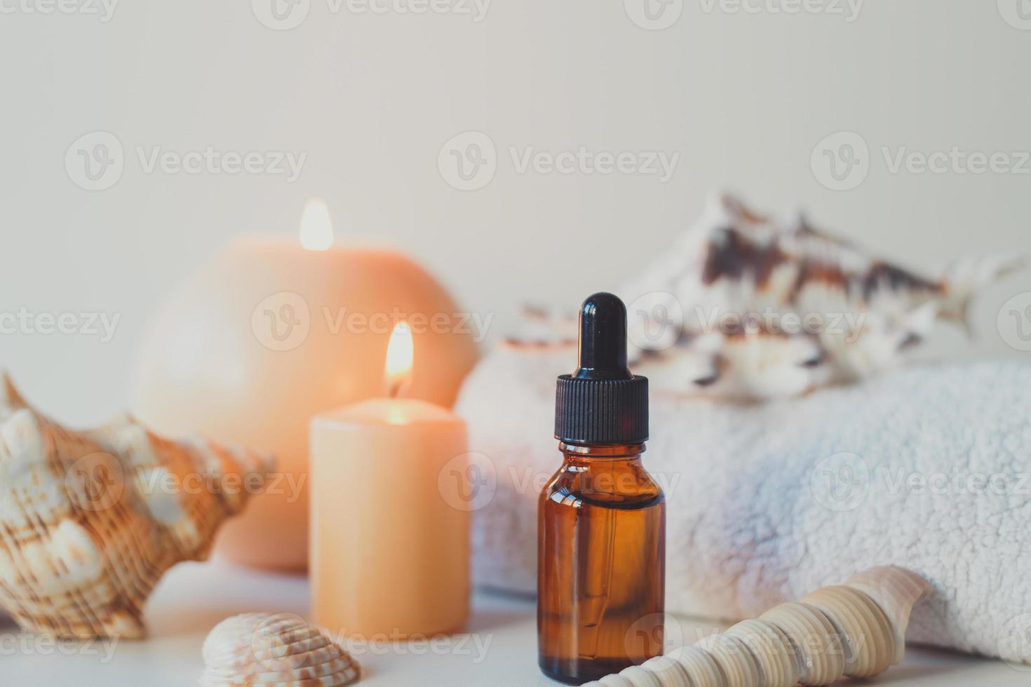 bouteilles en verre brun avec sérum, huile essentielle, produit cosmétique photo