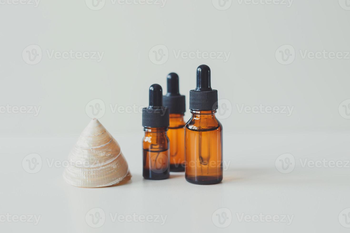 bouteilles en verre brun avec sérum, huile essentielle, produit cosmétique photo