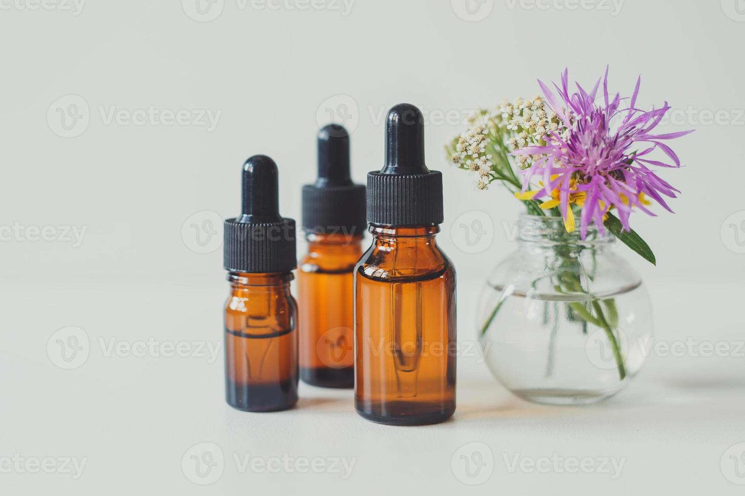 bouteilles en verre brun avec sérum, huile essentielle, produit cosmétique photo