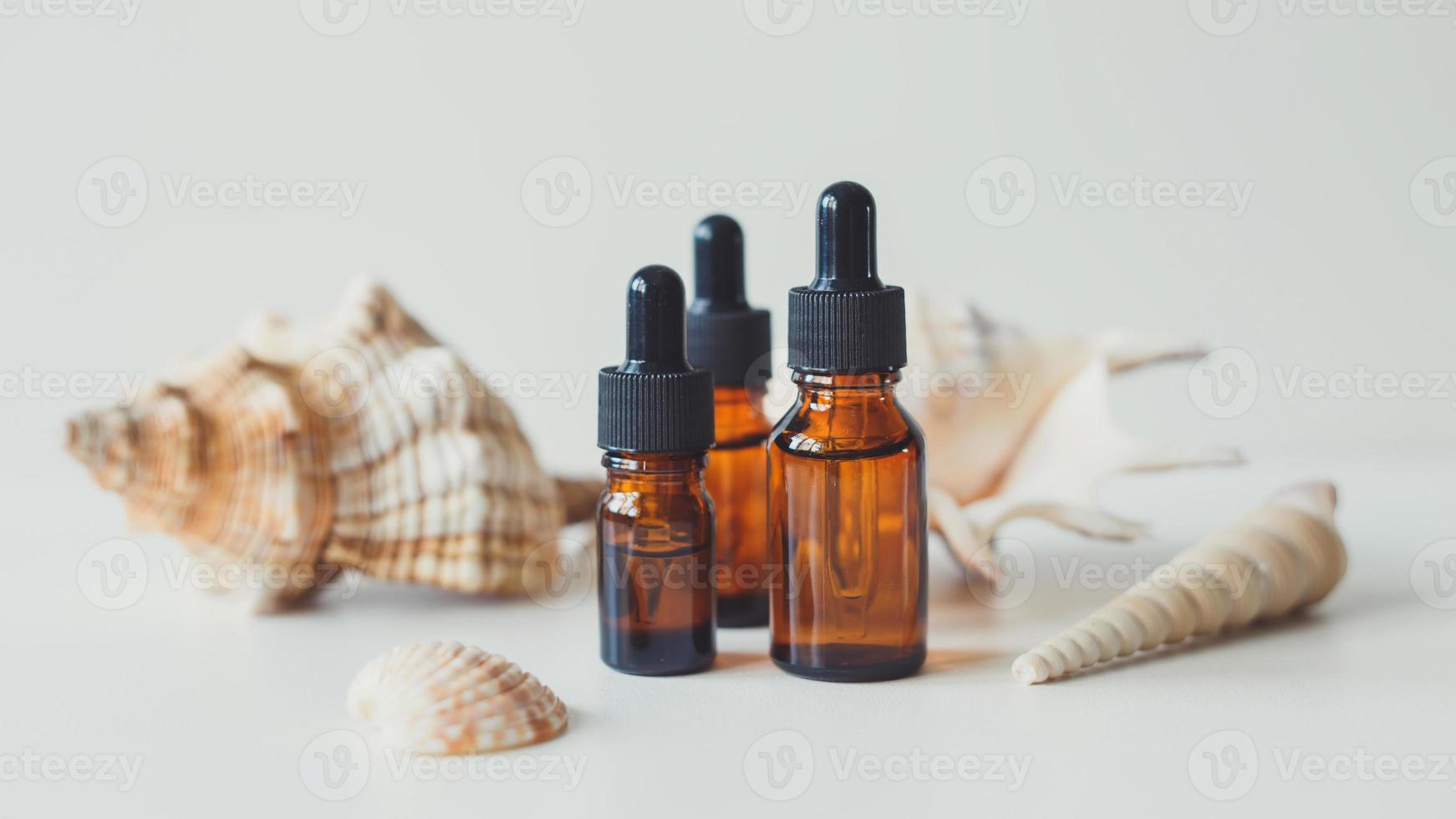 bouteilles en verre brun avec sérum, huile essentielle, produit cosmétique photo