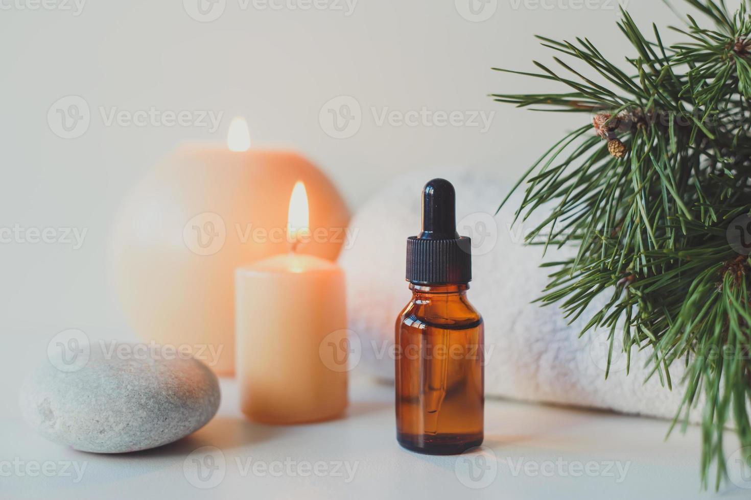 bouteilles en verre brun avec sérum, huile essentielle, produit cosmétique photo