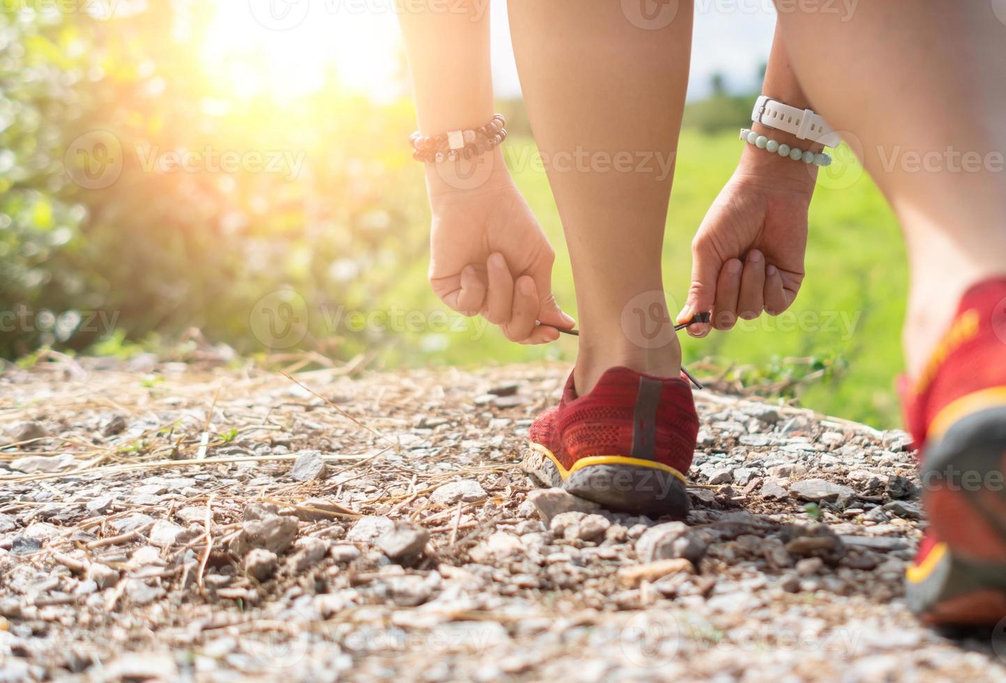 femme porte des chaussures de course pour marcher. photo