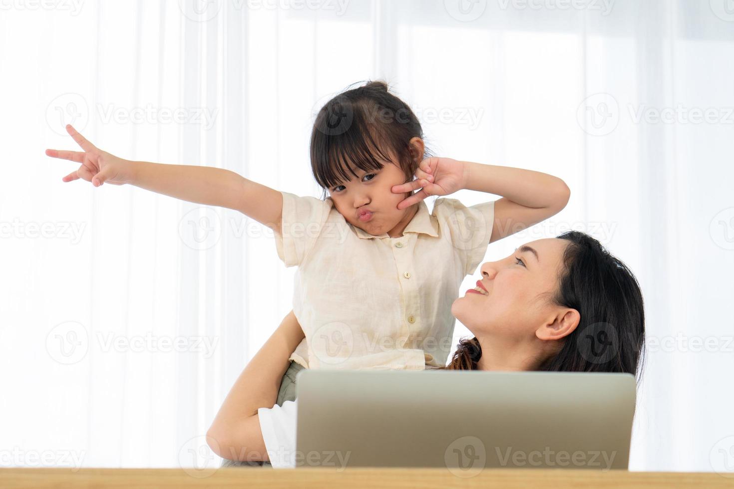 mère et fille devant un ordinateur photo