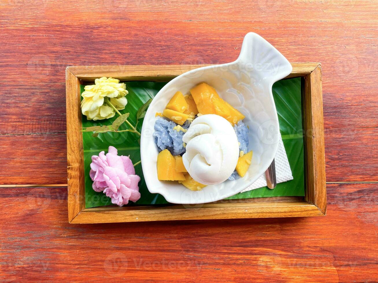 sucré gluant riz avec mangue et noix de coco Lait la glace crème est une thaïlandais dessert fabriqué de gluant riz, mangue, et noix de coco lait. populairement mangé pendant le été. car il est mangue récolte saison. photo