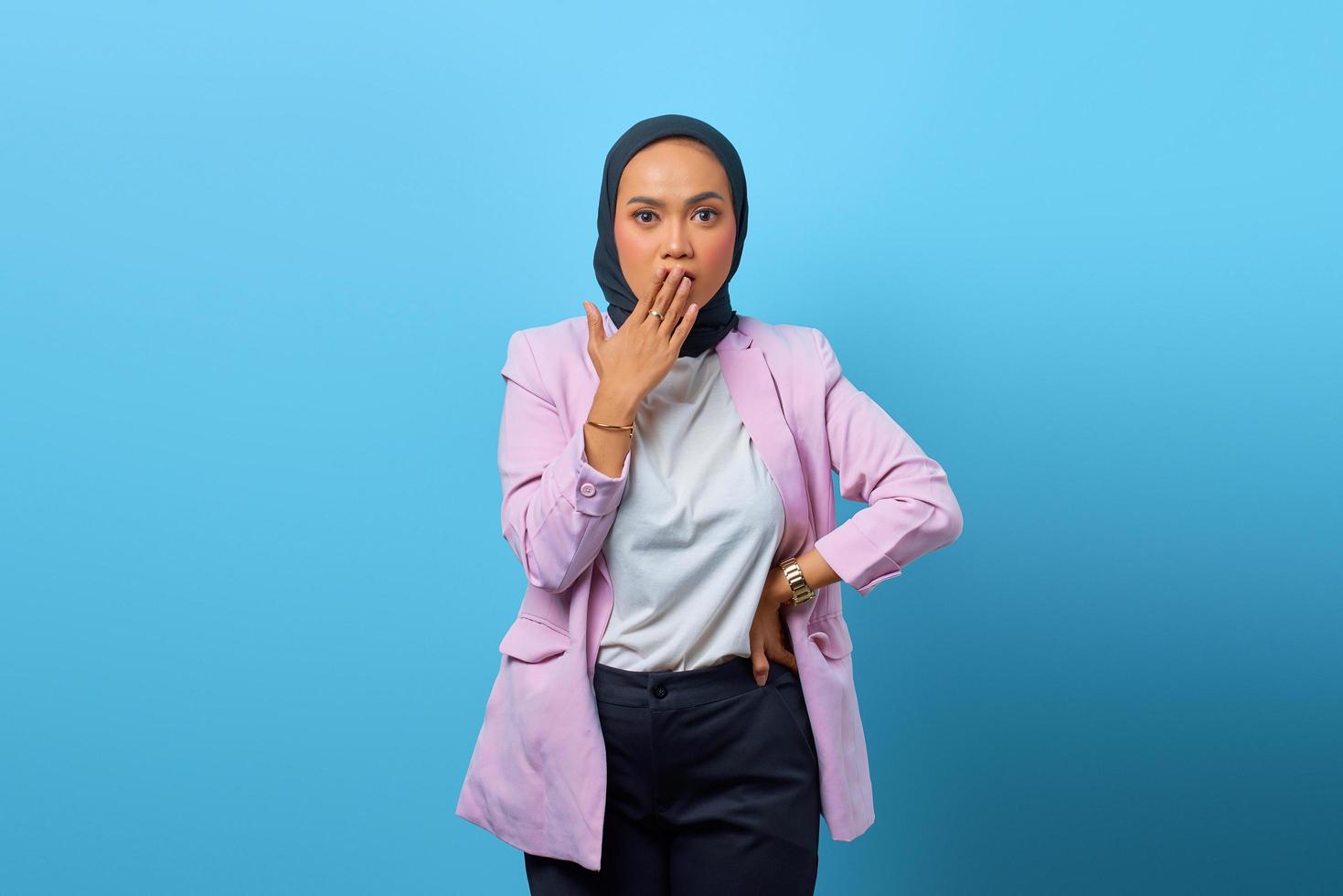 portrait d'une femme asiatique surprise tout en couvrant la bouche avec la main photo