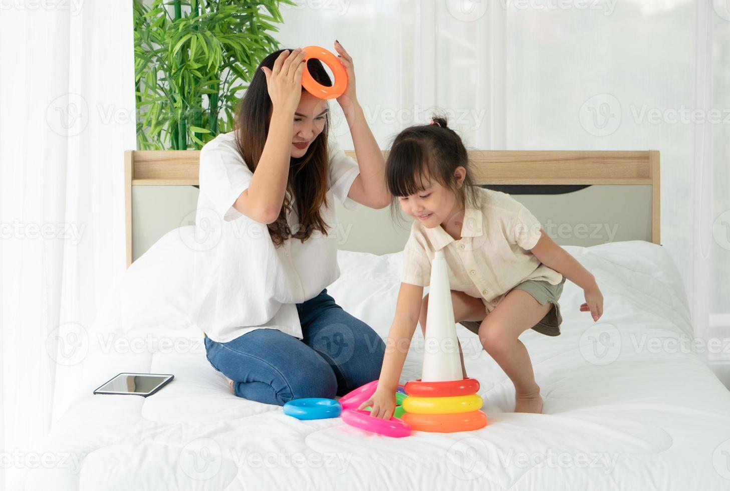 mère et enfant jouant à un jeu ensemble photo