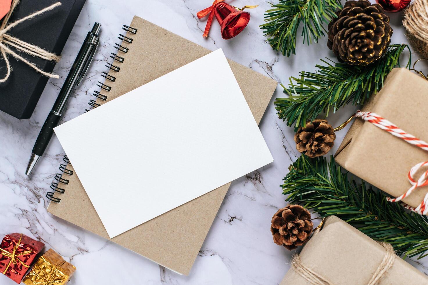 un cahier placé sur un fond de ciment avec une boutique de cadeaux photo