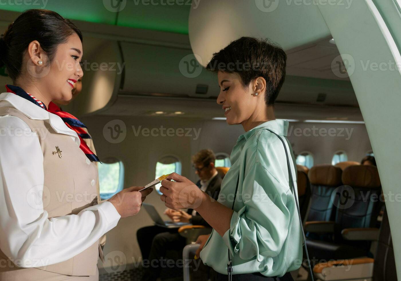agent de bord vérifiant les informations de vol de la carte d'embarquement des passagers photo