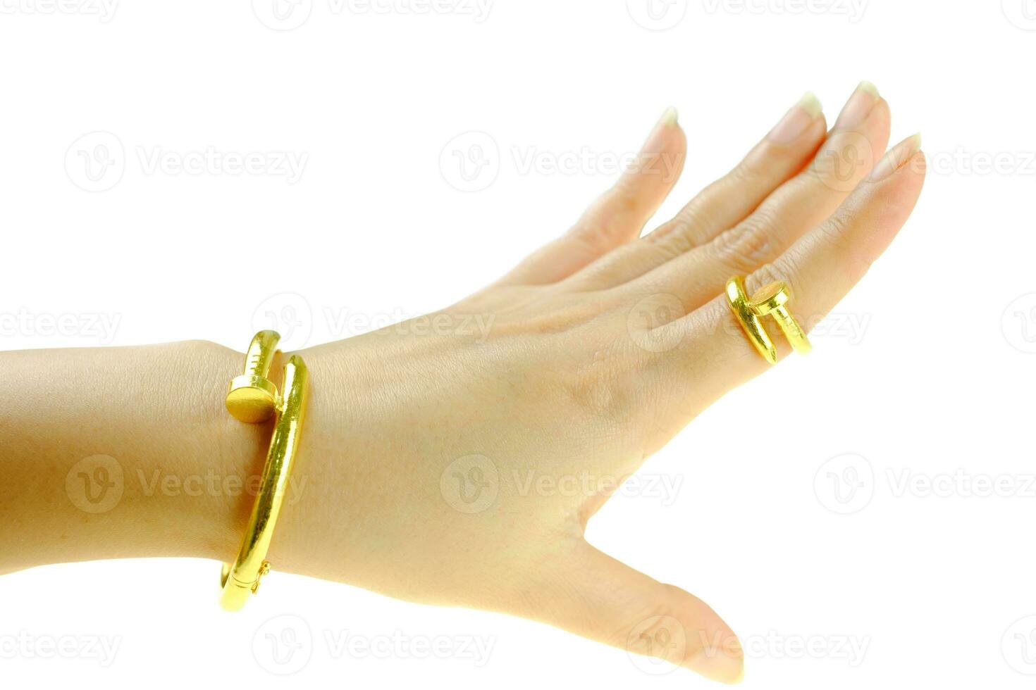 main de femme avec bracelet en or et bague bijoux photo
