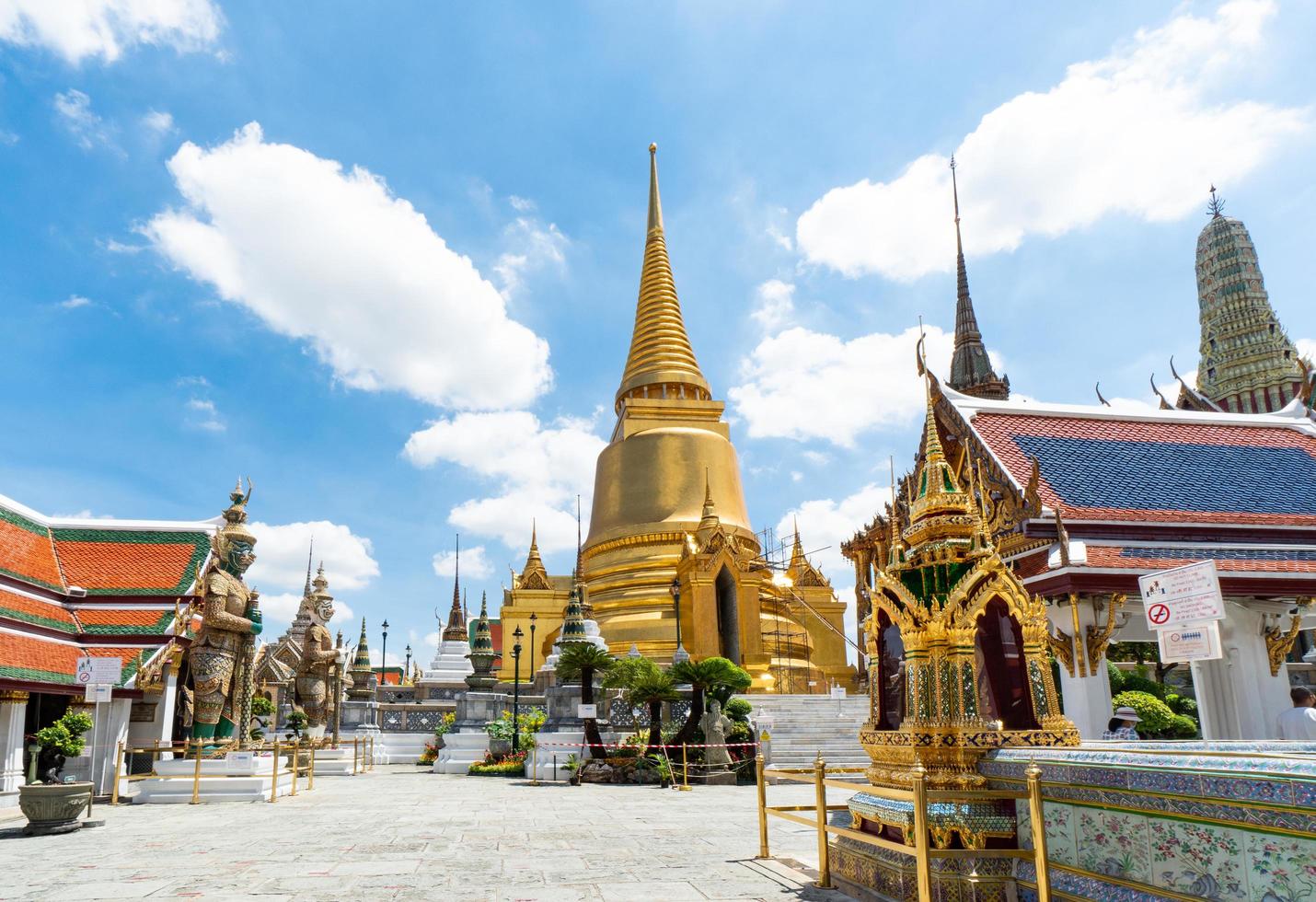 temple du bouddha d'émeraude et du grand palais, bangkok photo