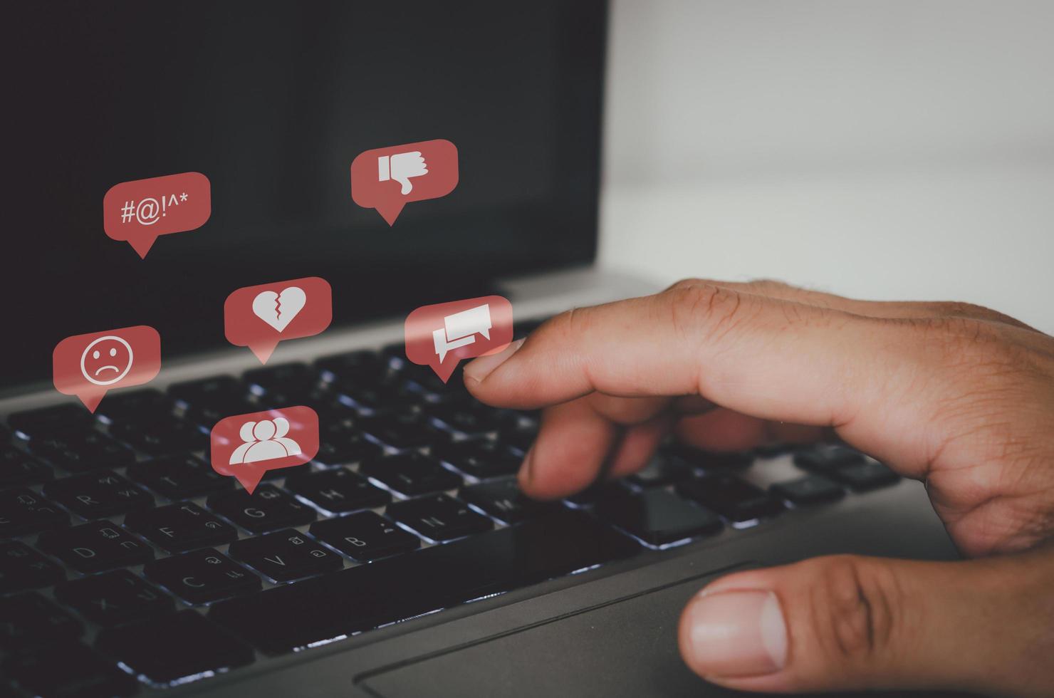 main appuyant sur le clavier d'un ordinateur portable. photo