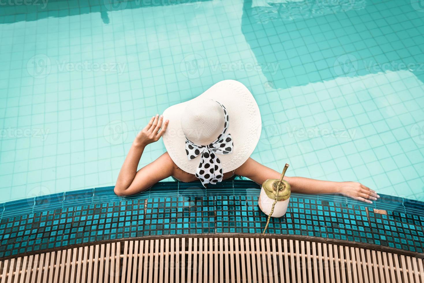 femme en maillot de bain se détend dans la piscine photo