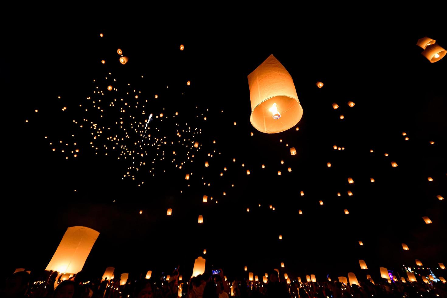 lanternes flottantes sur le ciel au festival de loy krathong photo