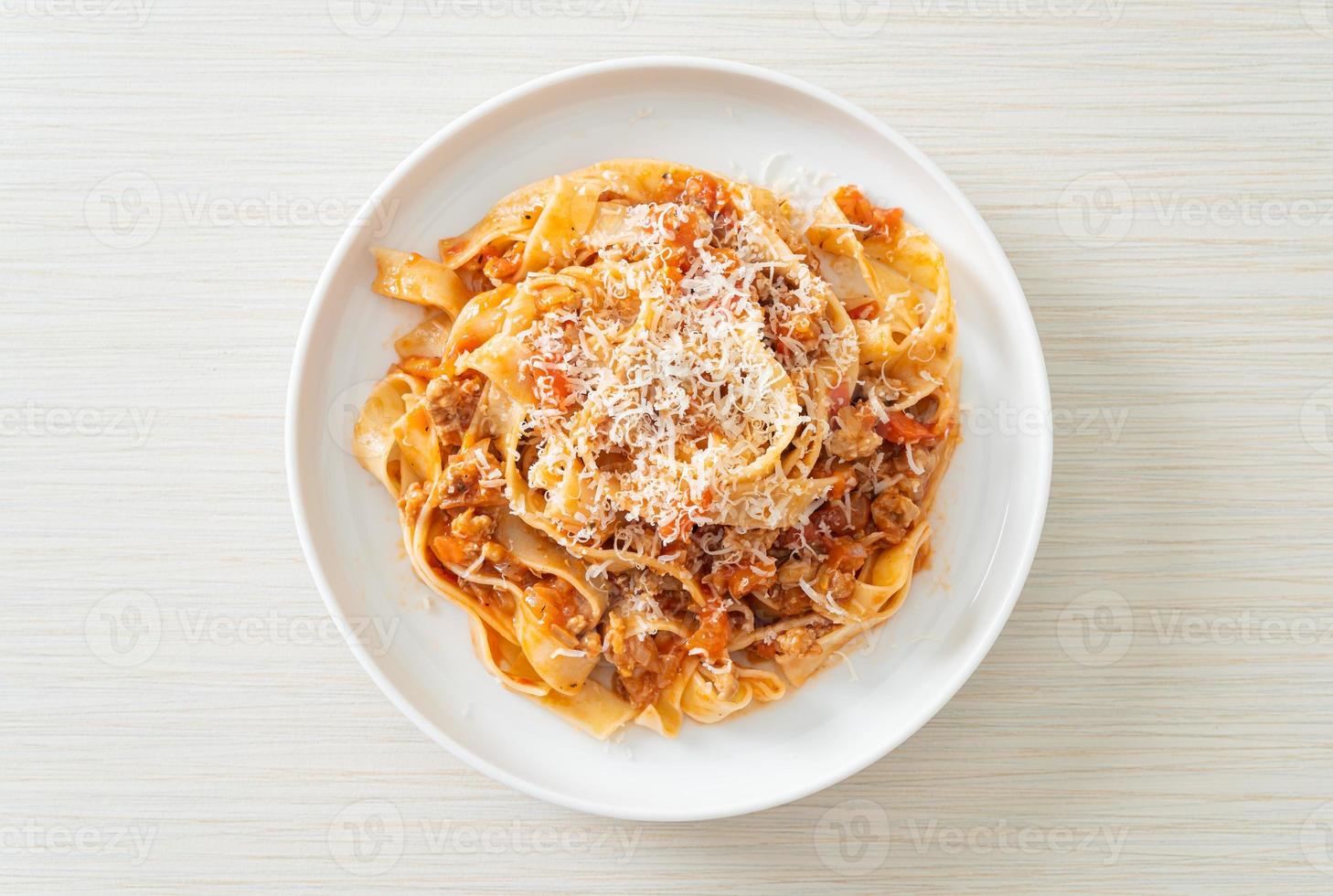 pâtes faites maison fettuccine bolognaise au fromage photo