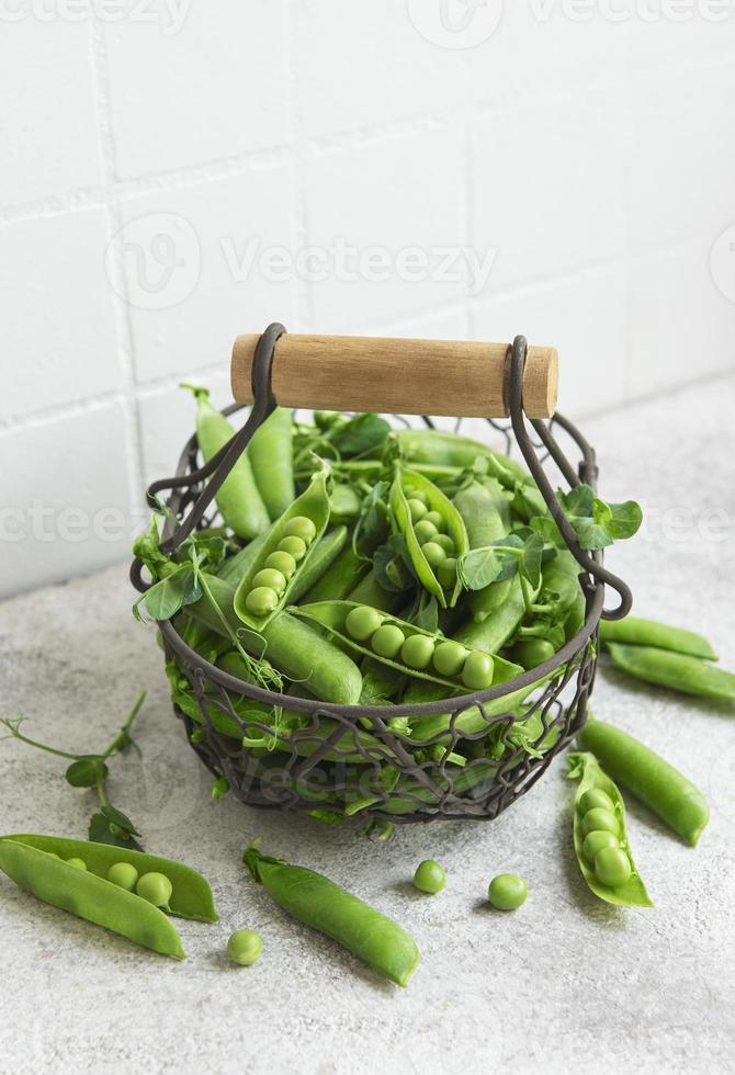 cosses de pois verts frais et pois verts avec pousses photo