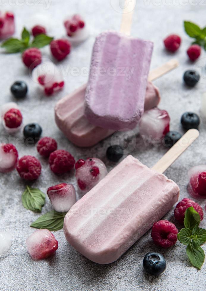 glace maison aux framboises et myrtilles photo