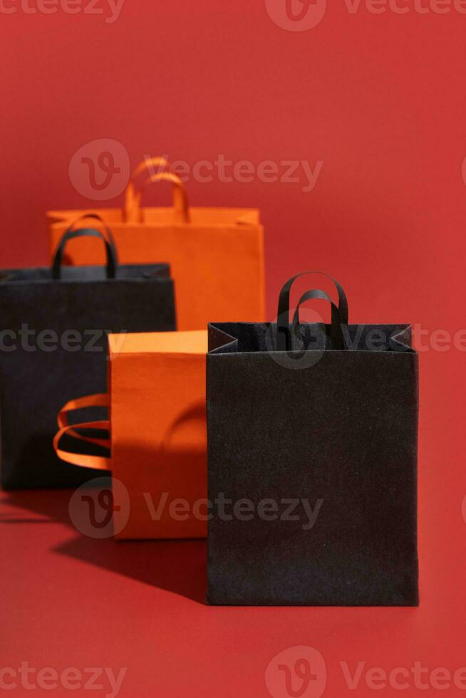 papier achats sac rouge et noir moquer en haut. noir Vendredi vente, achats concept photo