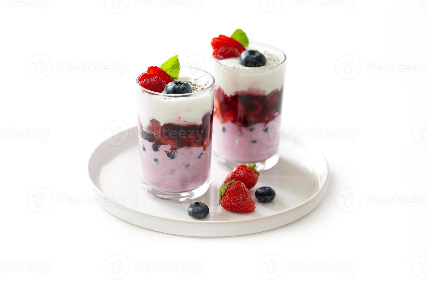 deux verres à dessert aux fraises et myrtilles photo