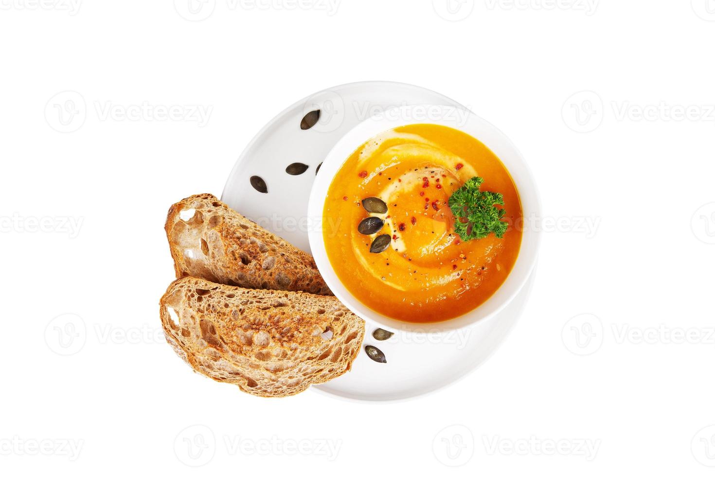 bol de soupe à la citrouille - écrasée avec du pain grillé photo